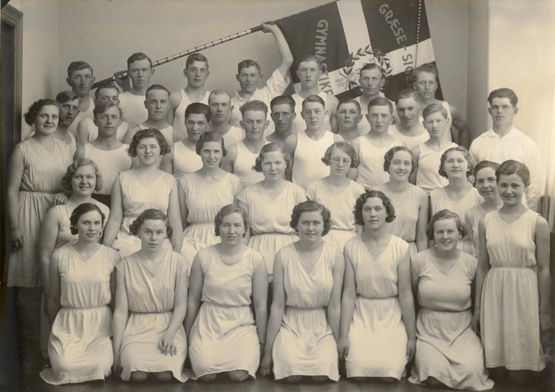 Hold anno 1920 med fanen
